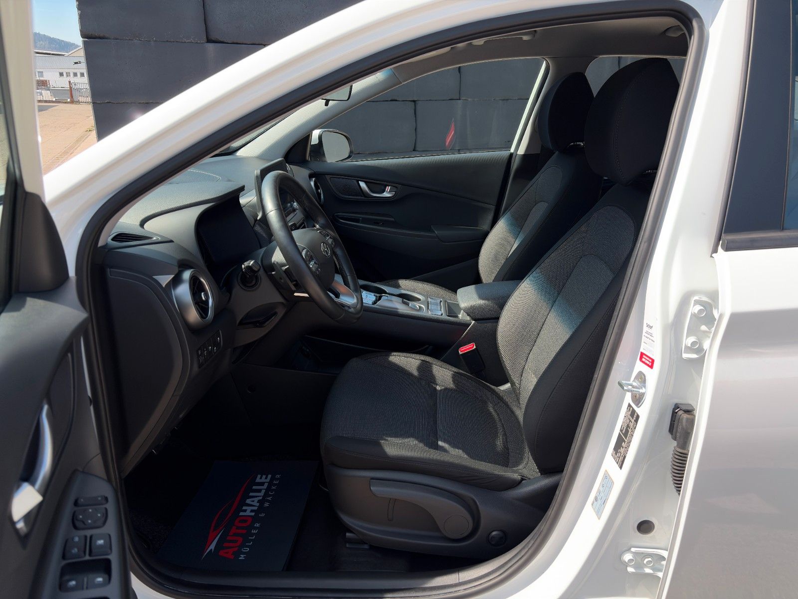 Fahrzeugabbildung Hyundai KONA E Select SHZ LHZ ACC Navi CarPlay PDC LKA