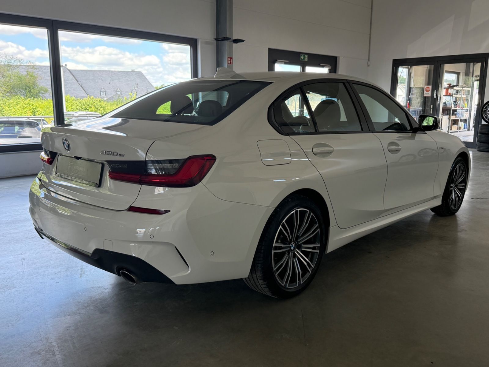 BMW 330 e M Sport Laser/HUD/Pano/Kam/SHZ/Memory imagem 3