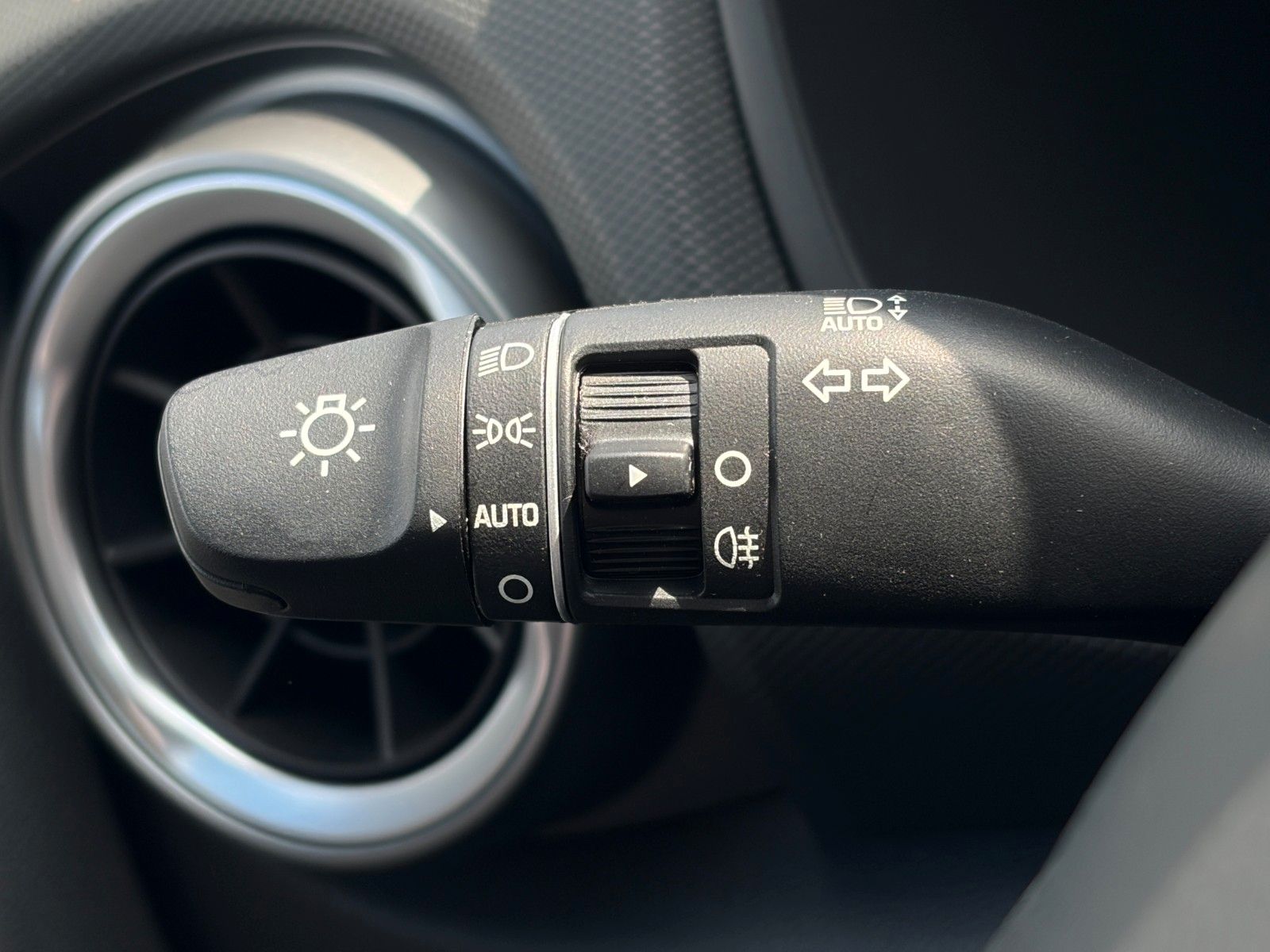 Fahrzeugabbildung Hyundai KONA E Trend NAV LHZ LKA LFA ACC KRELL CarPlay