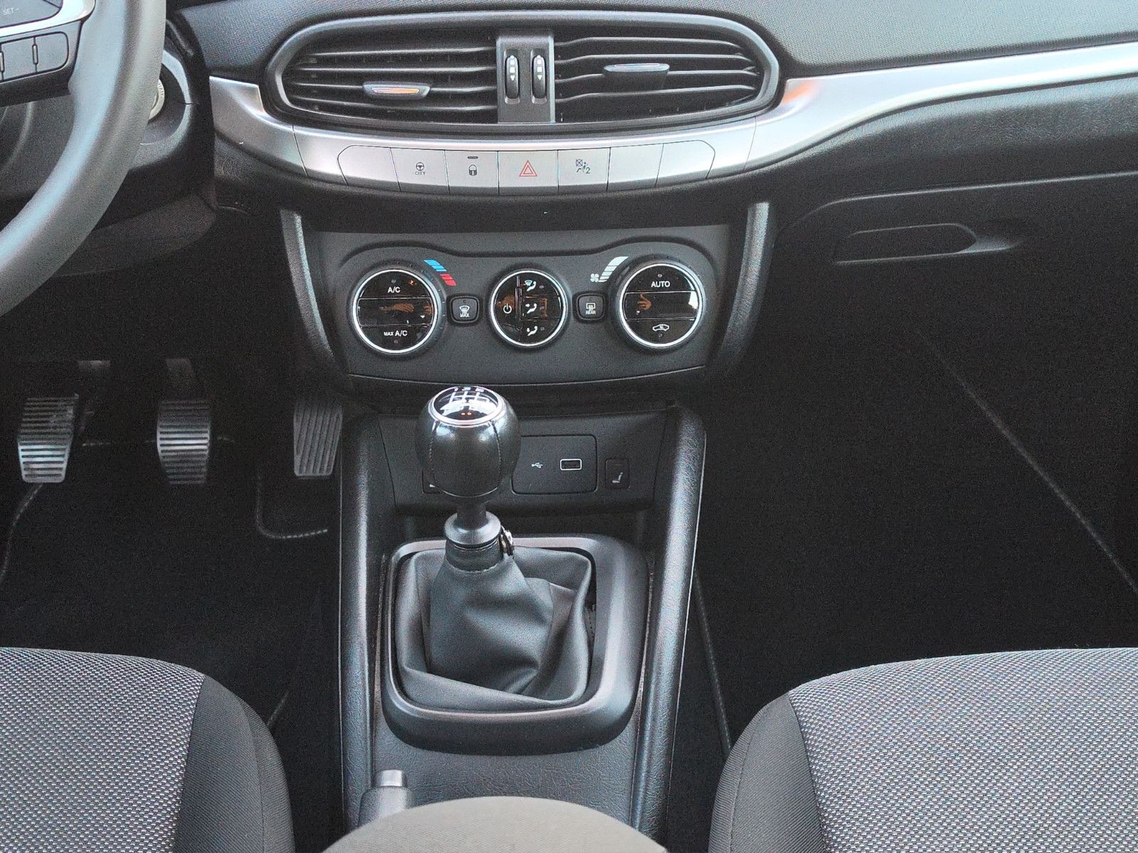 Fahrzeugabbildung Fiat Tipo Street NAVI SHZ PDC