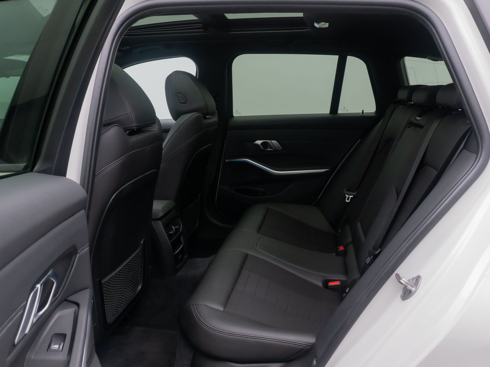 Fahrzeugabbildung BMW 330e xD Sport Line Alarm HUD DAB Panorama HiFi