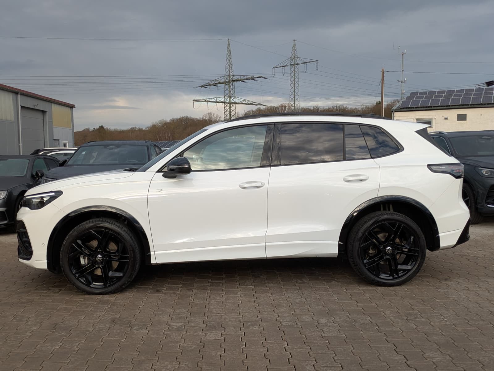 Fahrzeugabbildung Volkswagen Tiguan 2.0 TDI 4M R-Line PANO*H&K*AHK*MATRIX*20"