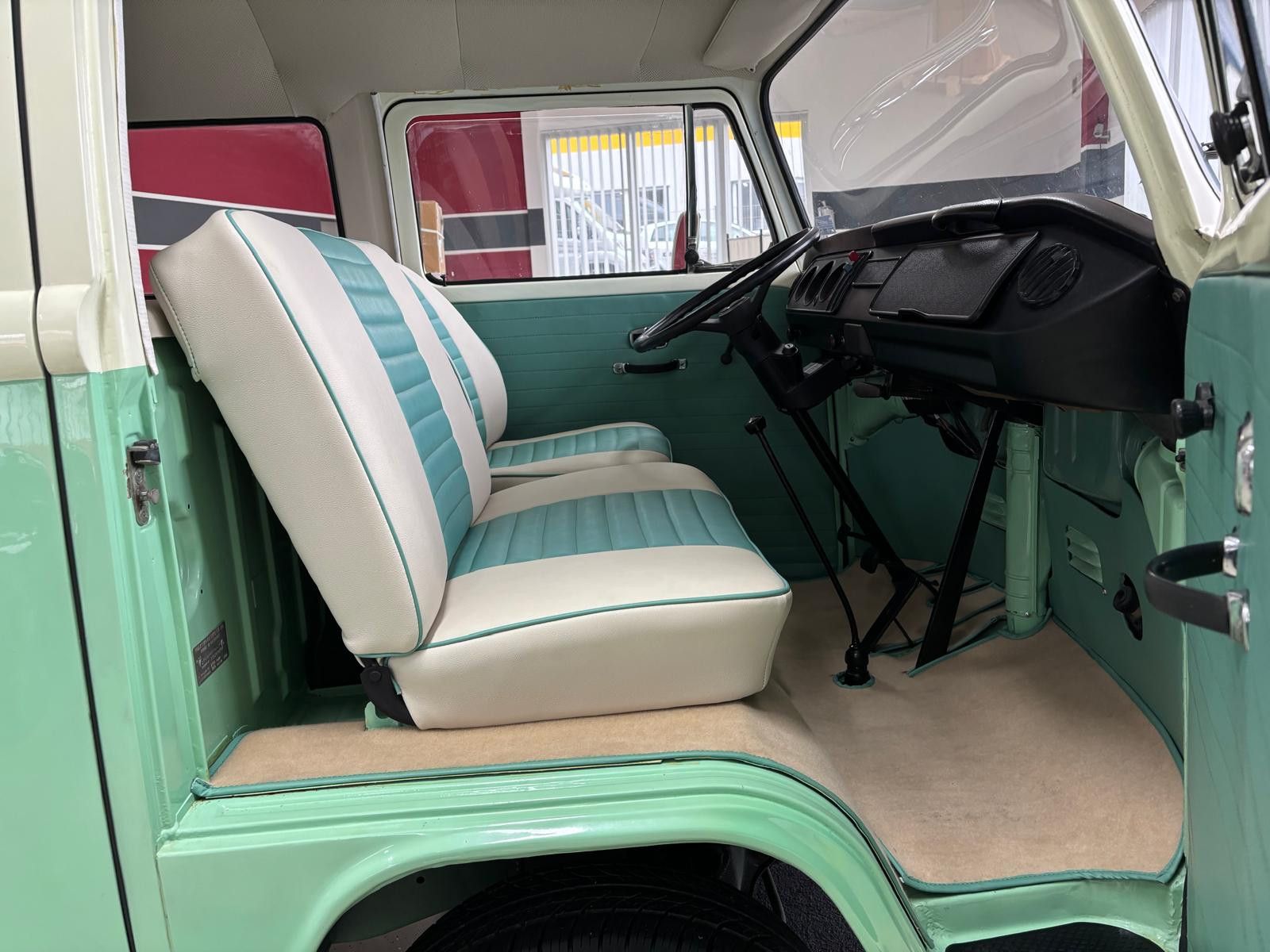 Fahrzeugabbildung Volkswagen T2 Fensterbus 9 Sitzer H-Zulassung frame off