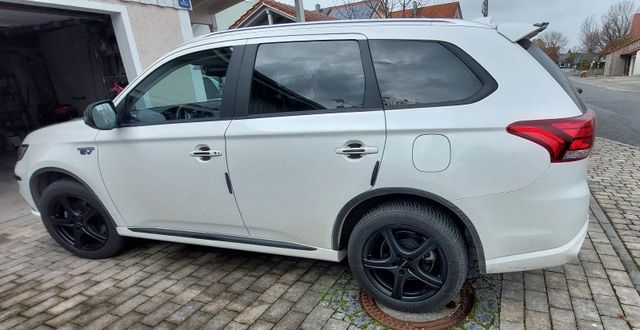 Mitsubishi Outlander Outlander 2.4 4WD Plu...