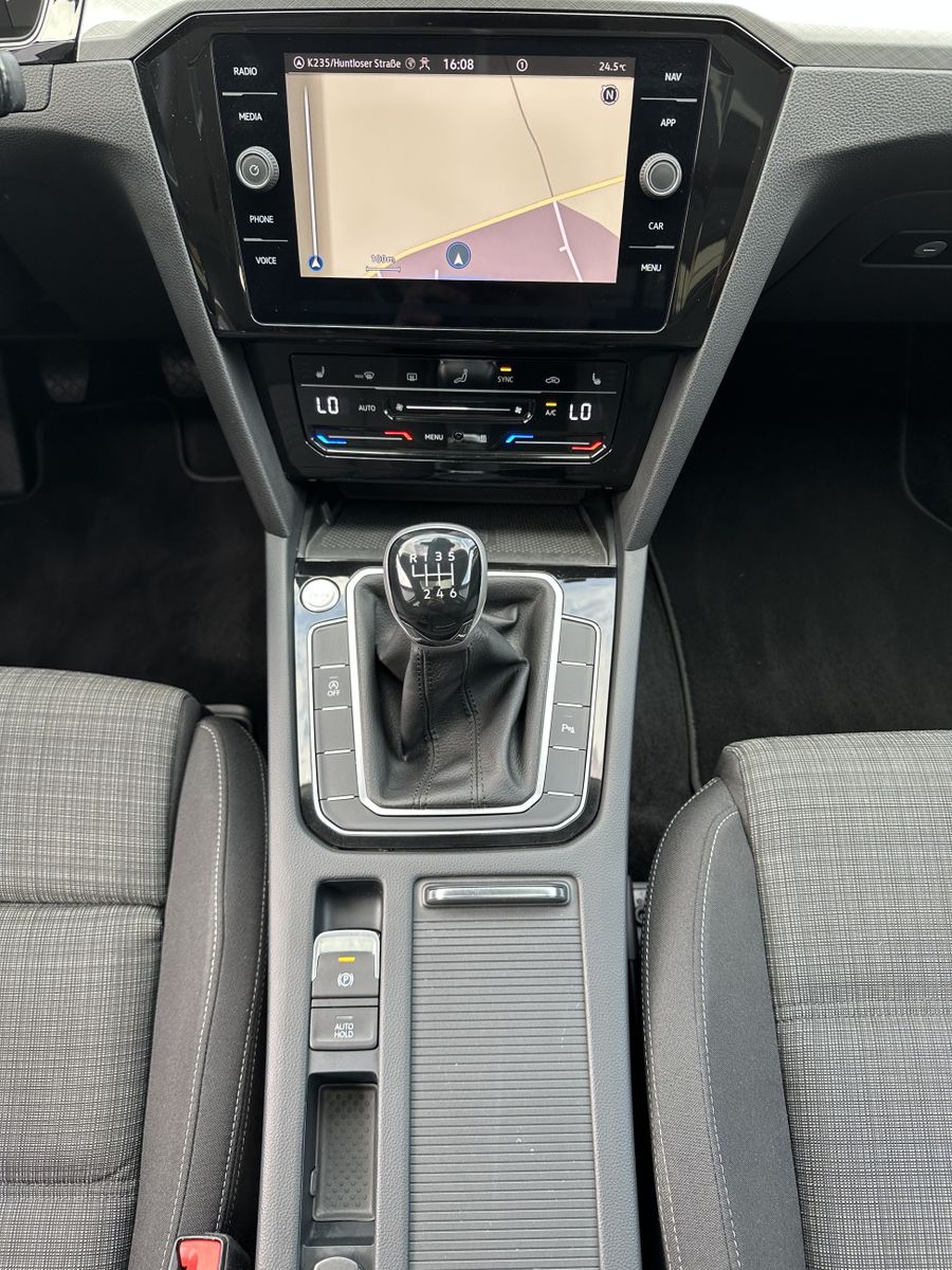 Fahrzeugabbildung Volkswagen Passat Variant 2.0 TDI Business NAV+LED+ACC+PANO
