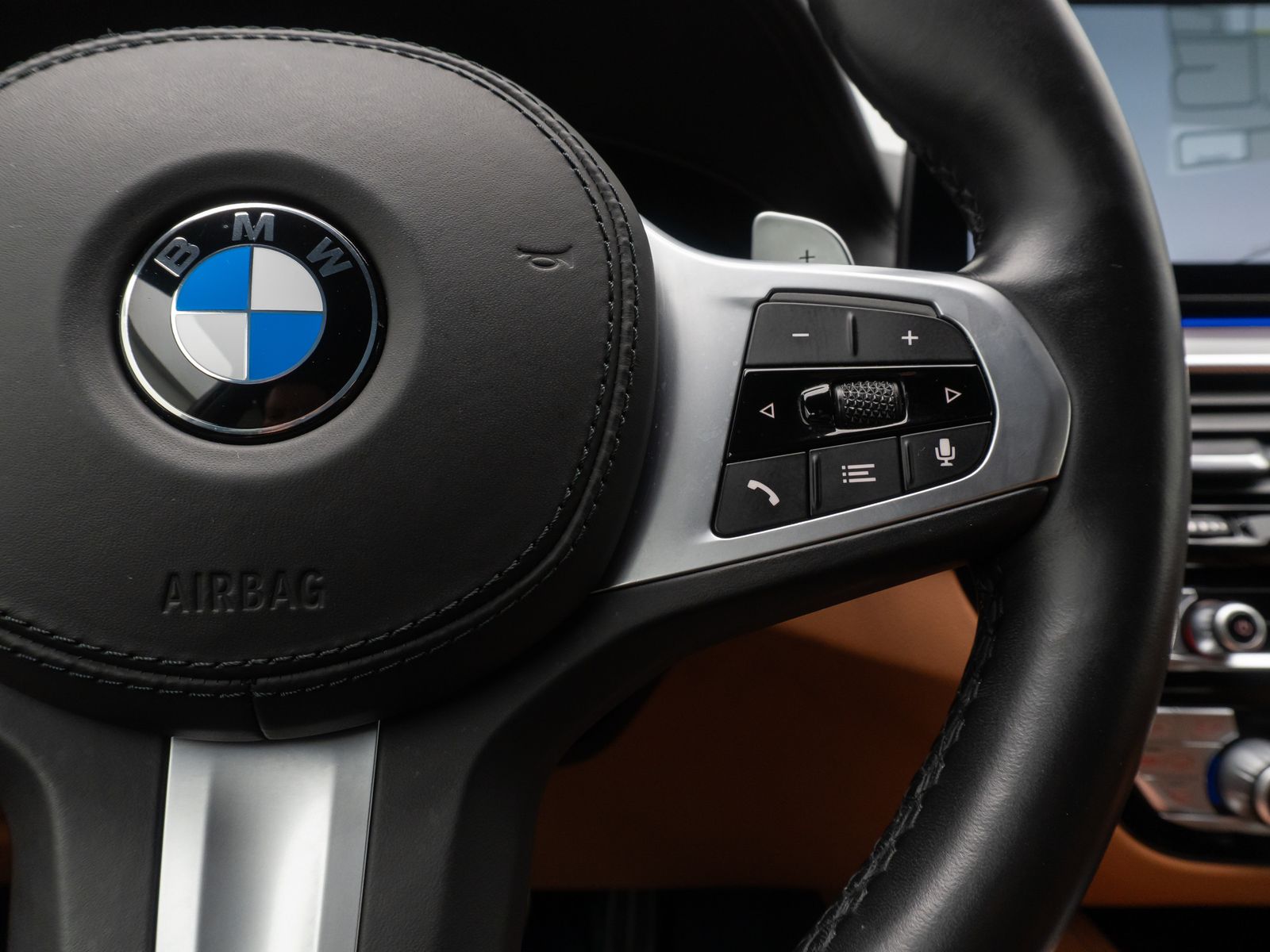 Fahrzeugabbildung BMW M550i xD B&W Laser 360°HUD DAB Komfort 20Zoll