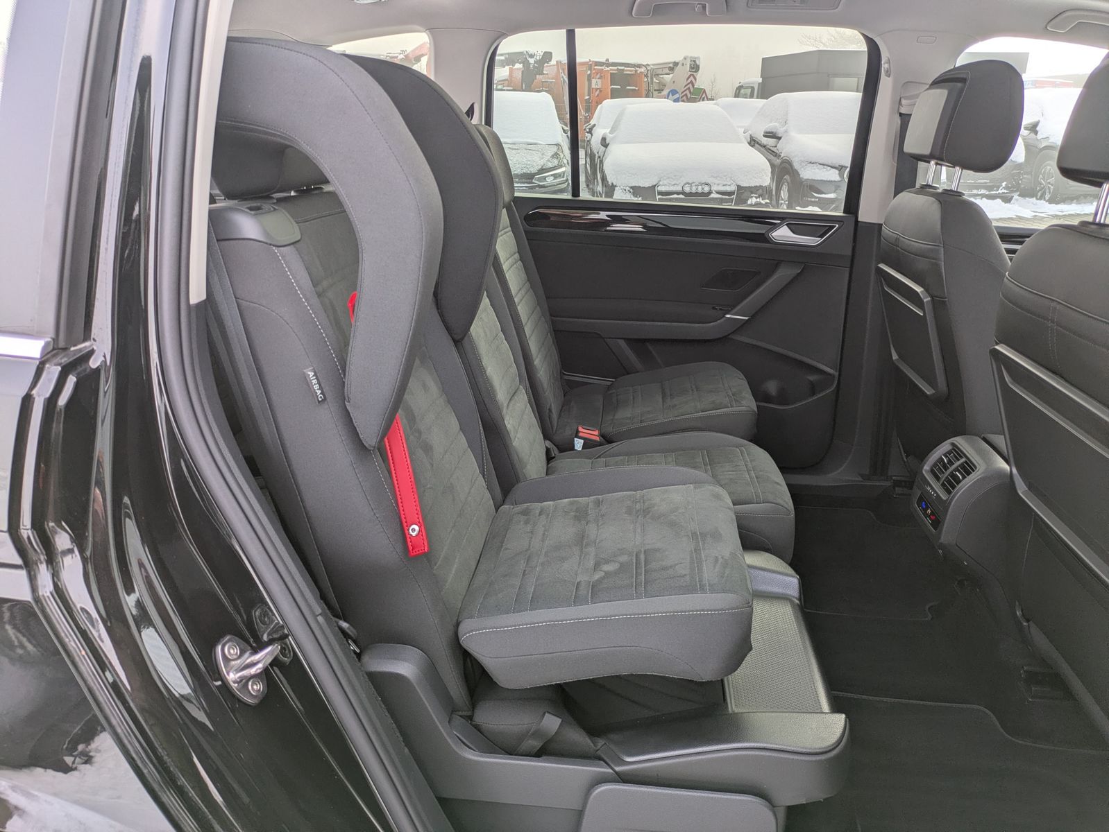 Fahrzeugabbildung Volkswagen Touran 2.0 DSG R-Line High. Pano 7-Si IQ.Dri AHK