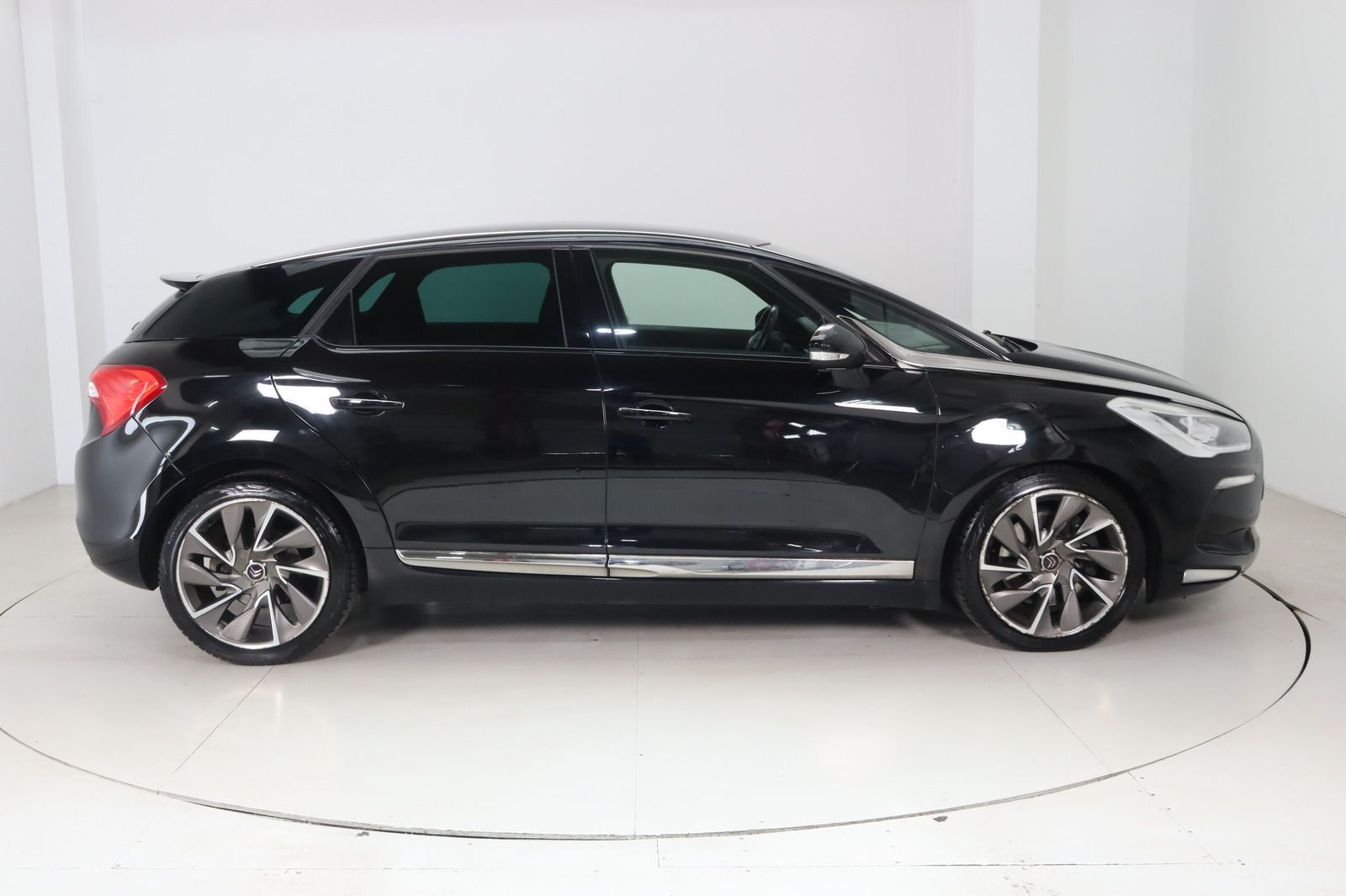 Fahrzeugabbildung DS Automobiles DS5 2.0 HDi SportChic * HUD * LEDER * Navi