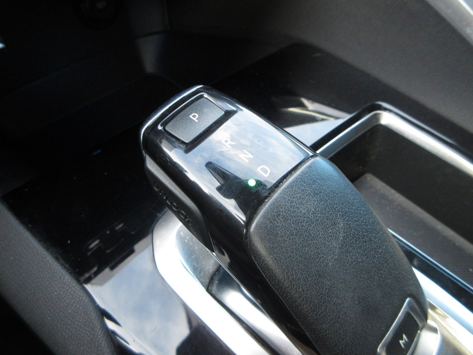 Fahrzeugabbildung Peugeot 5008 Active 1.2T LED/NAVI/PDC/TEMPOMAT