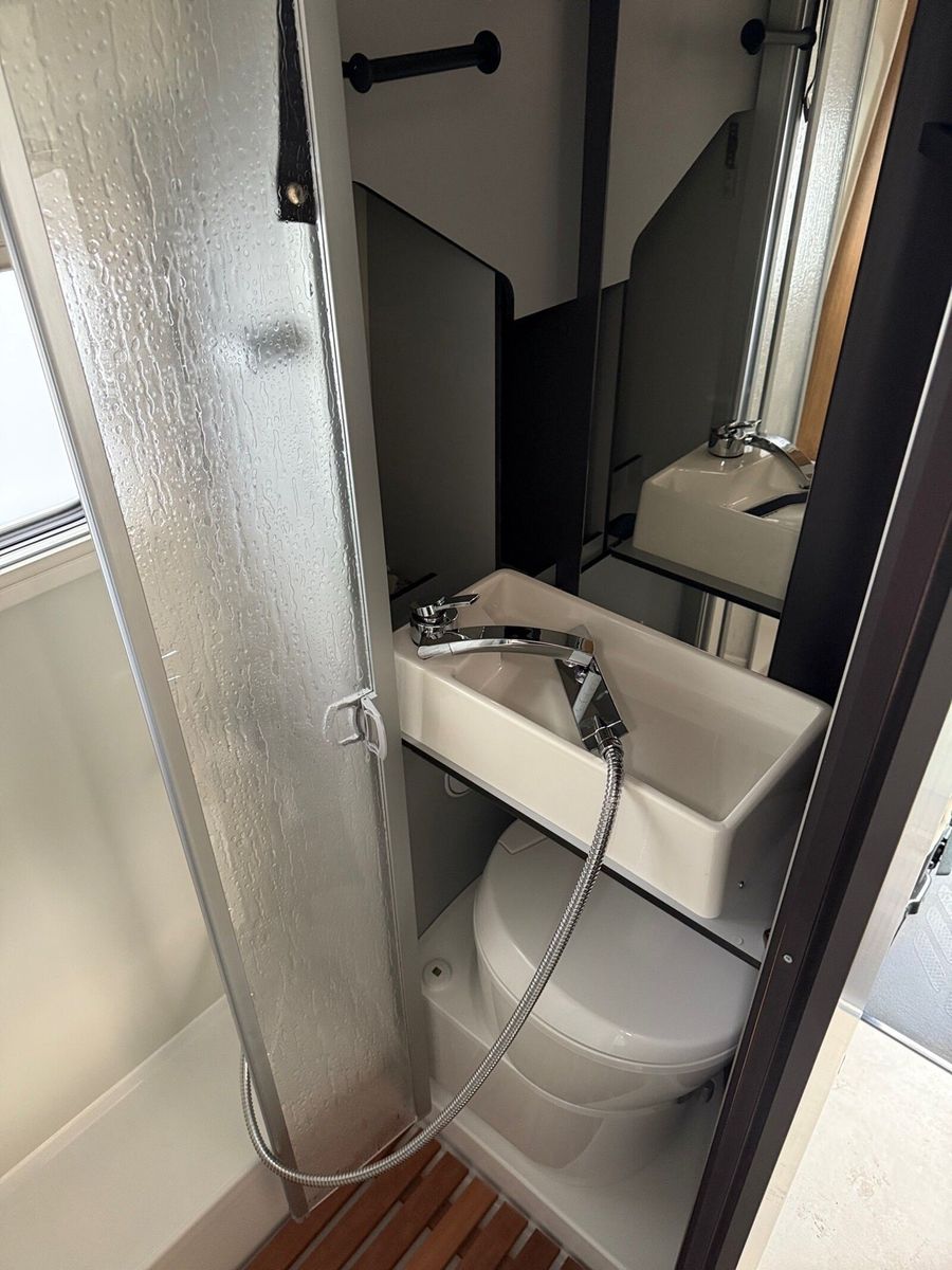 Fahrzeugabbildung Karmann Dexter 4x4 DE 570 AW Klima, RFK, El. Trittstufe