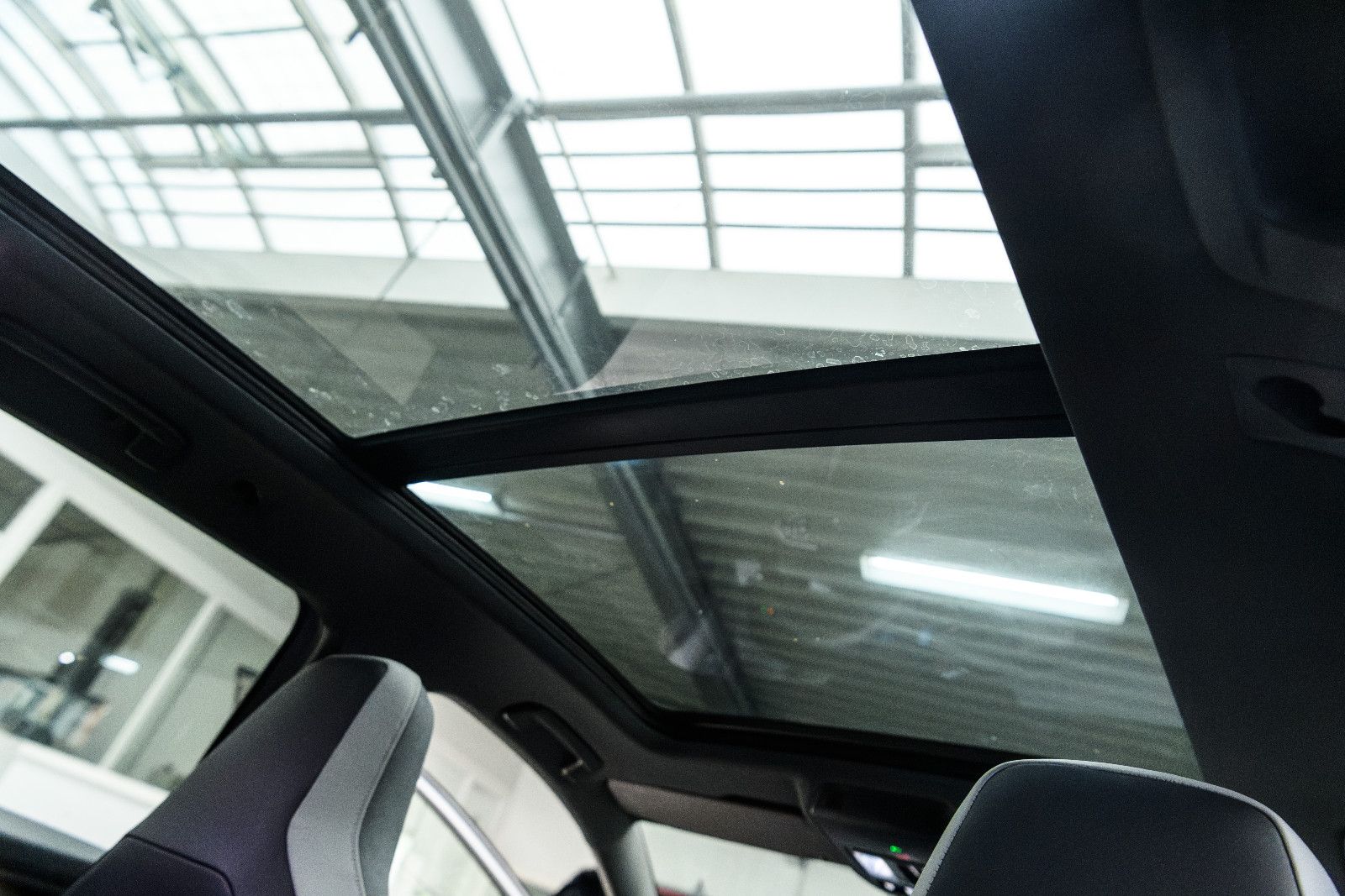 Fahrzeugabbildung Volkswagen Golf Variant R-Line eTSI DSG+AHK+Kamera+Pano