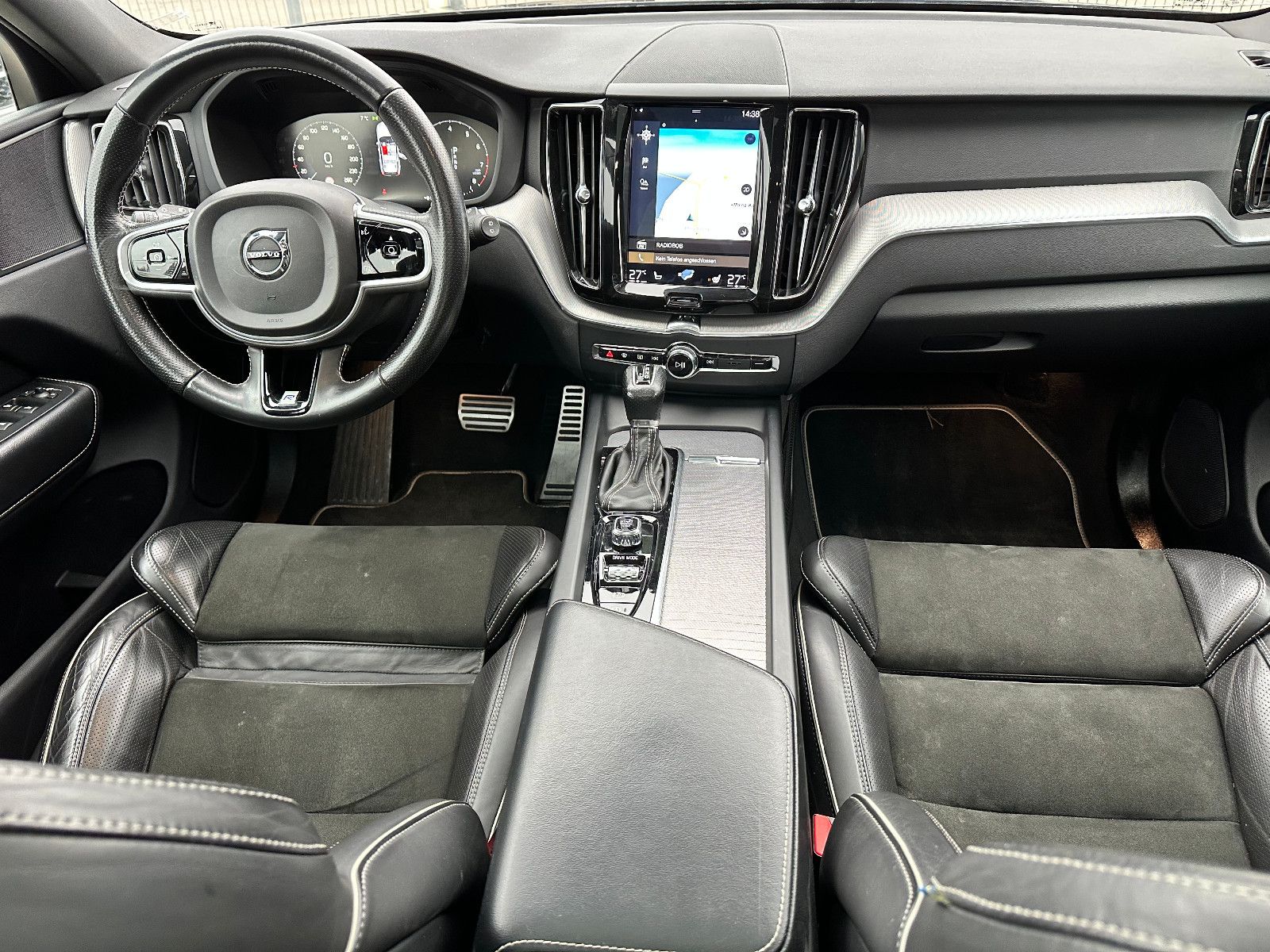 Fahrzeugabbildung Volvo XC60 T5 R DESIGN AWD*PANO+AHK+LED*