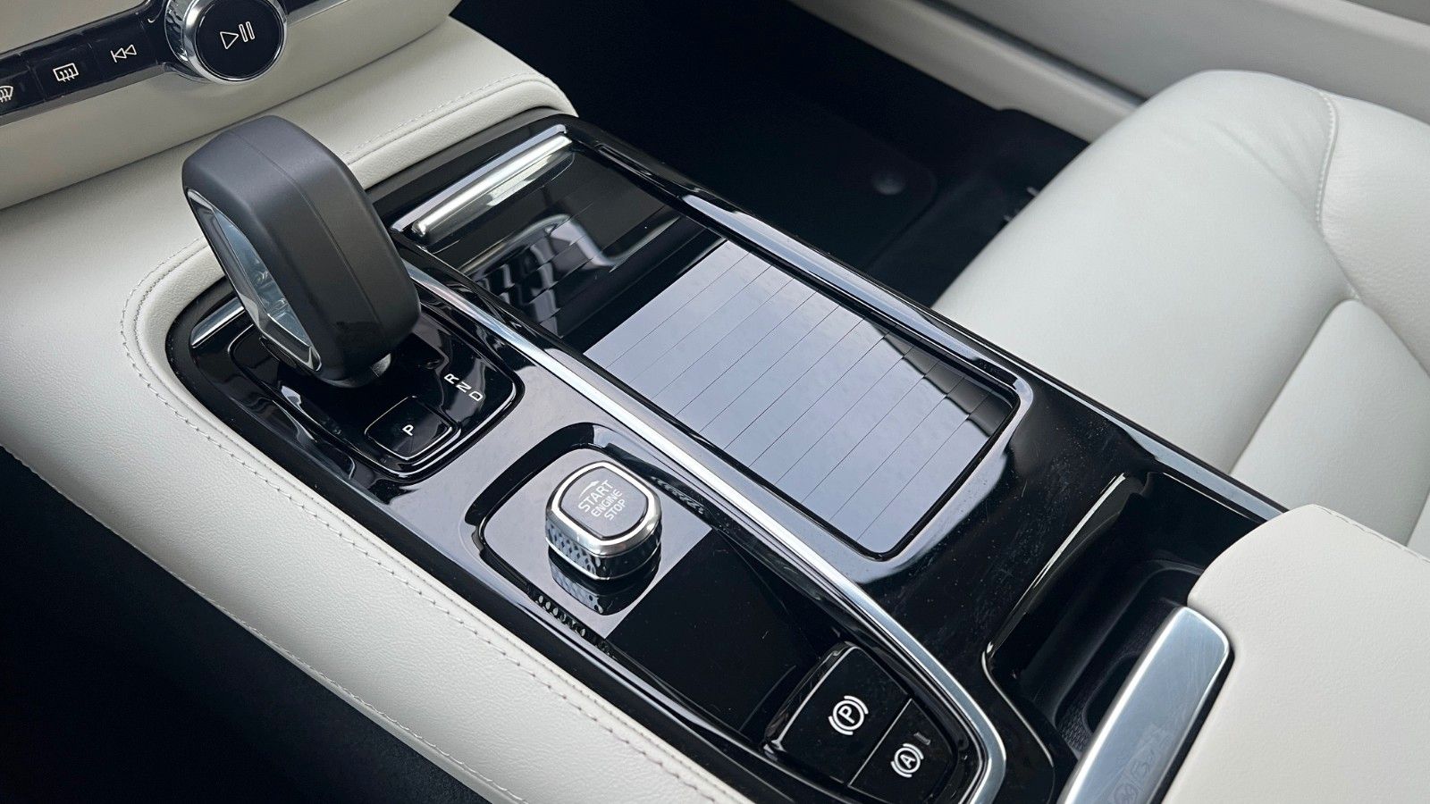 Fahrzeugabbildung Volvo V60 T6 PHEV AWD Essential *Leder*PDC*LHZG*