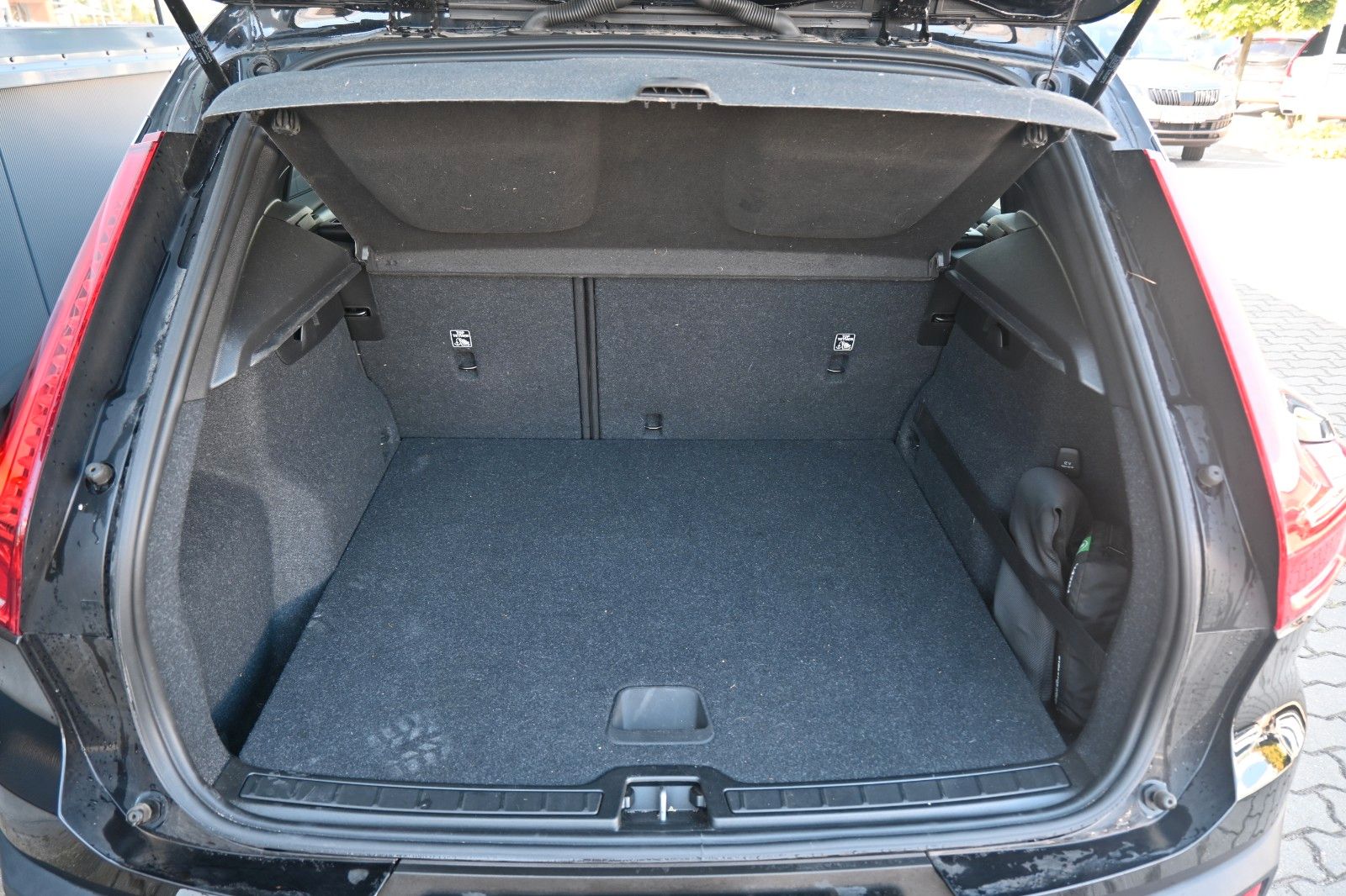 Fahrzeugabbildung Volvo XC40 D3 AWD Autom. Momentum*RFK*FSHZG*BLIS*AHK