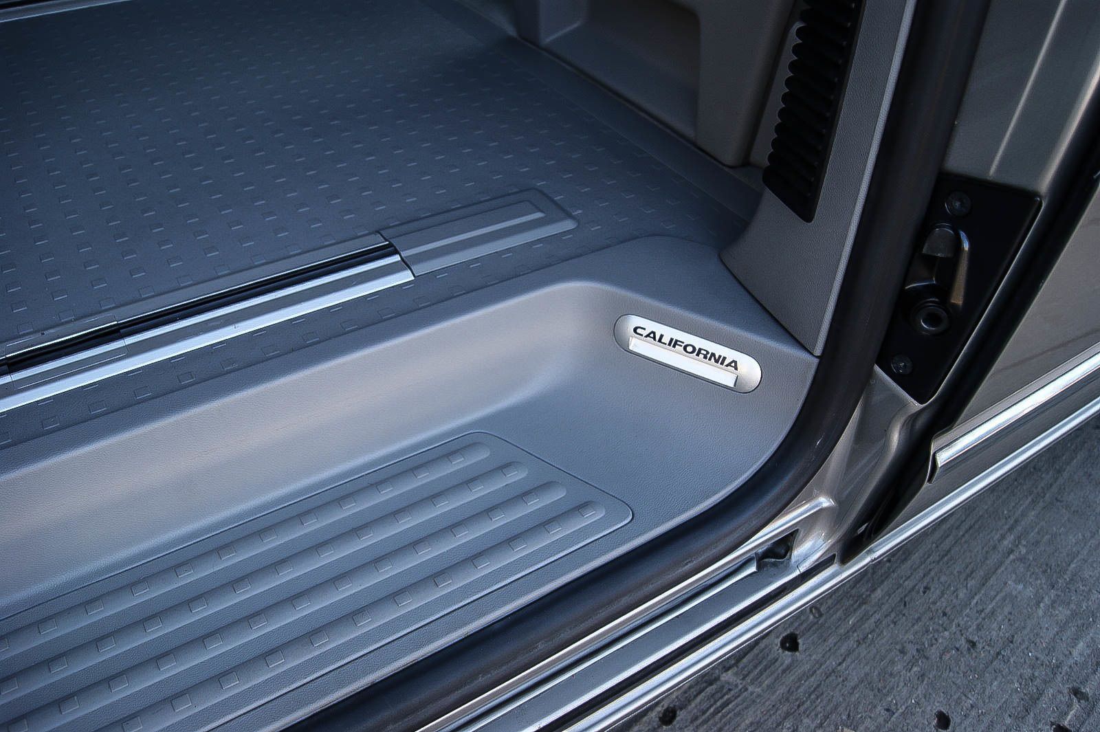 Fahrzeugabbildung Volkswagen T5 California EUROPE 4-Motion 20TDI AUFSTELLDACH