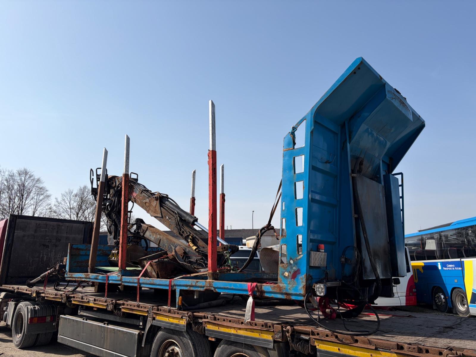 Mercedes-Benz HOLZAUFBAU mit Rungen und Jonsered Ladekran