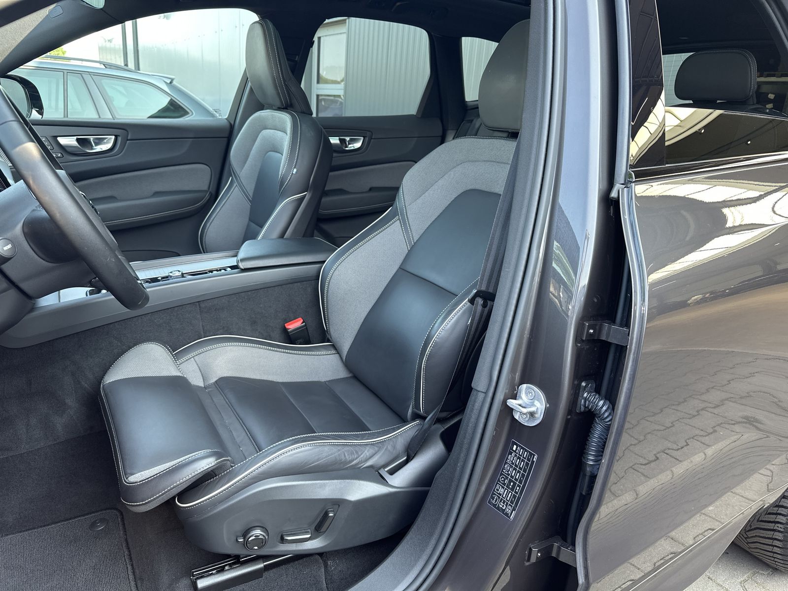 Fahrzeugabbildung Volvo XC60 B4 D AWD Plus Dark NAV+LED+AHK+H&K+PANORAMA