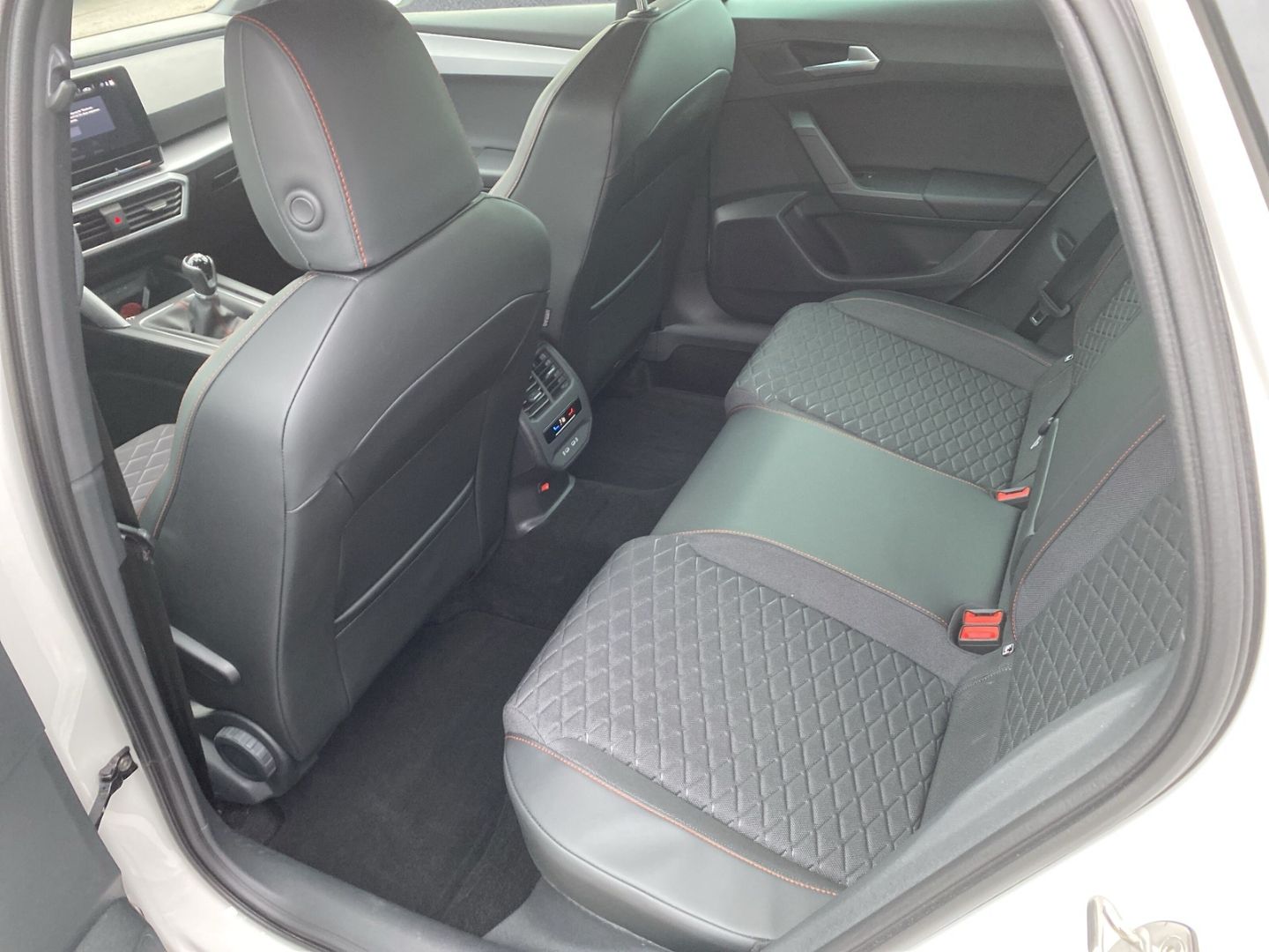 Fahrzeugabbildung SEAT Leon Seat FR Plus 1.5 TSI*NAVI*SHZ*PDC*Full-Link