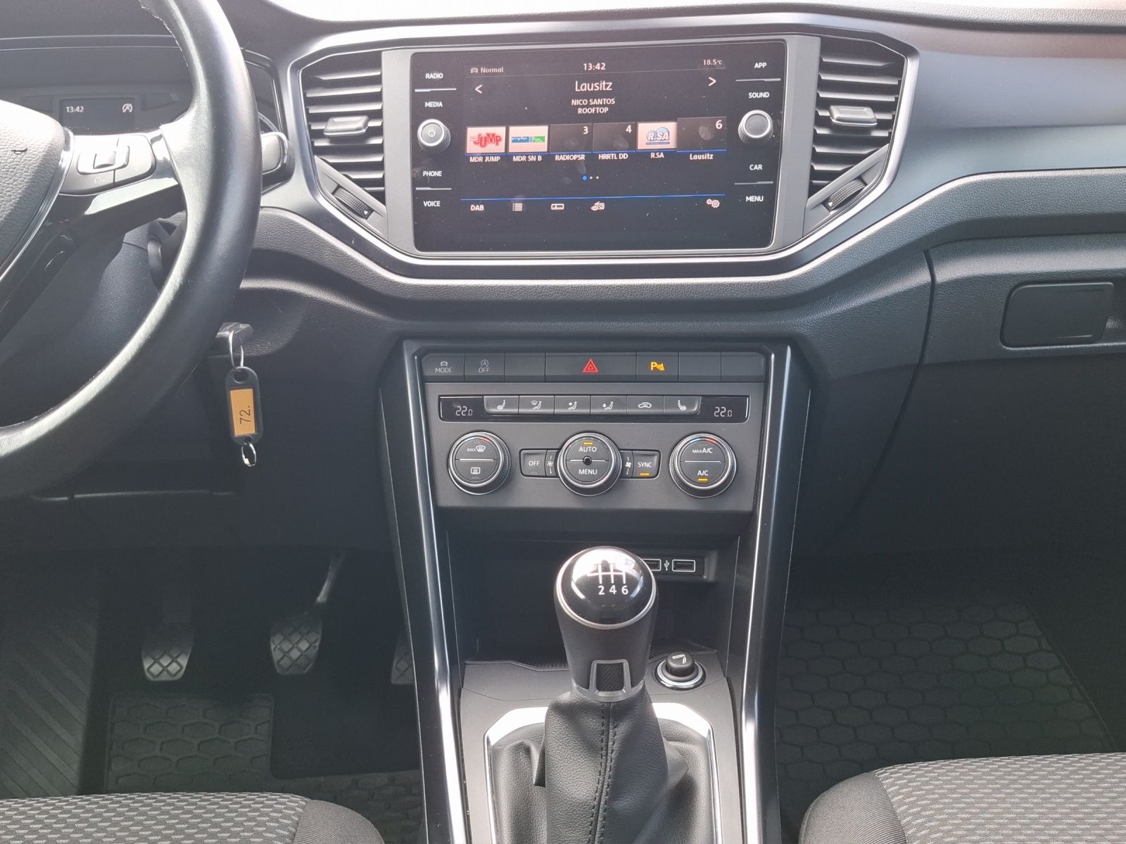 Fahrzeugabbildung Volkswagen T-Roc TSI CarPlay Klima GRA PDC SH LM
