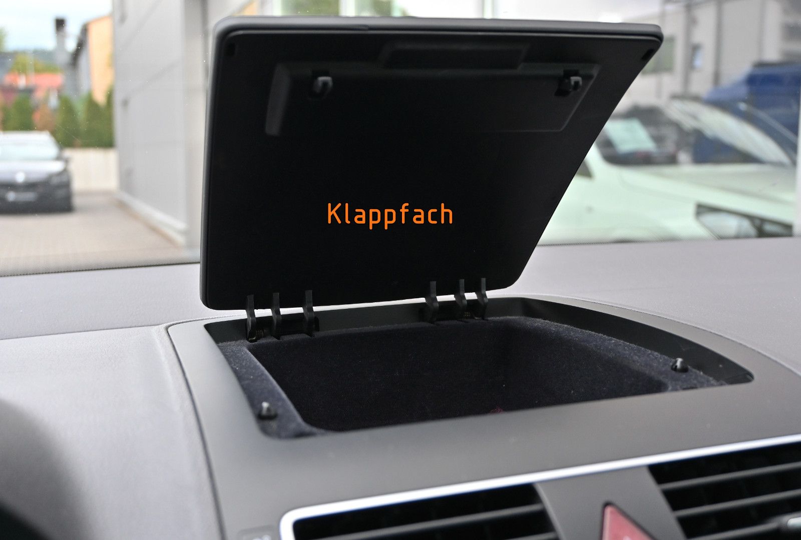 Fahrzeugabbildung Volkswagen Touran 1.6 TDI Comfortline °7-SITZE°KAMERA°02.28
