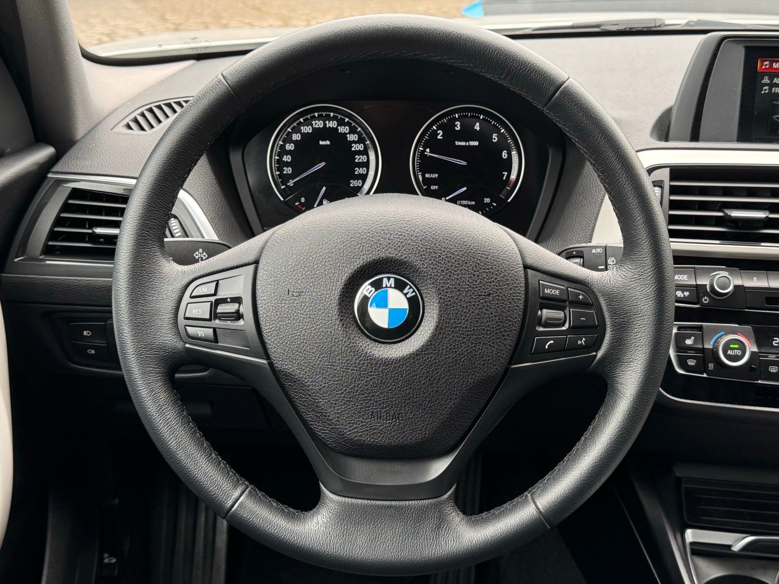Fahrzeugabbildung BMW 118i Advantage Tempomat BLT PDC LED SHZ AHK