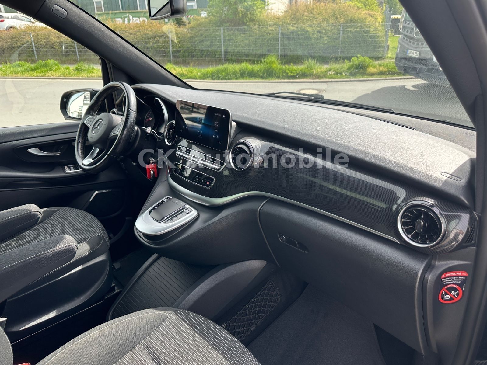 Fahrzeugabbildung Mercedes-Benz V300d EDITION 4Matic AMG-Line/7 Sitze/Pano/LED