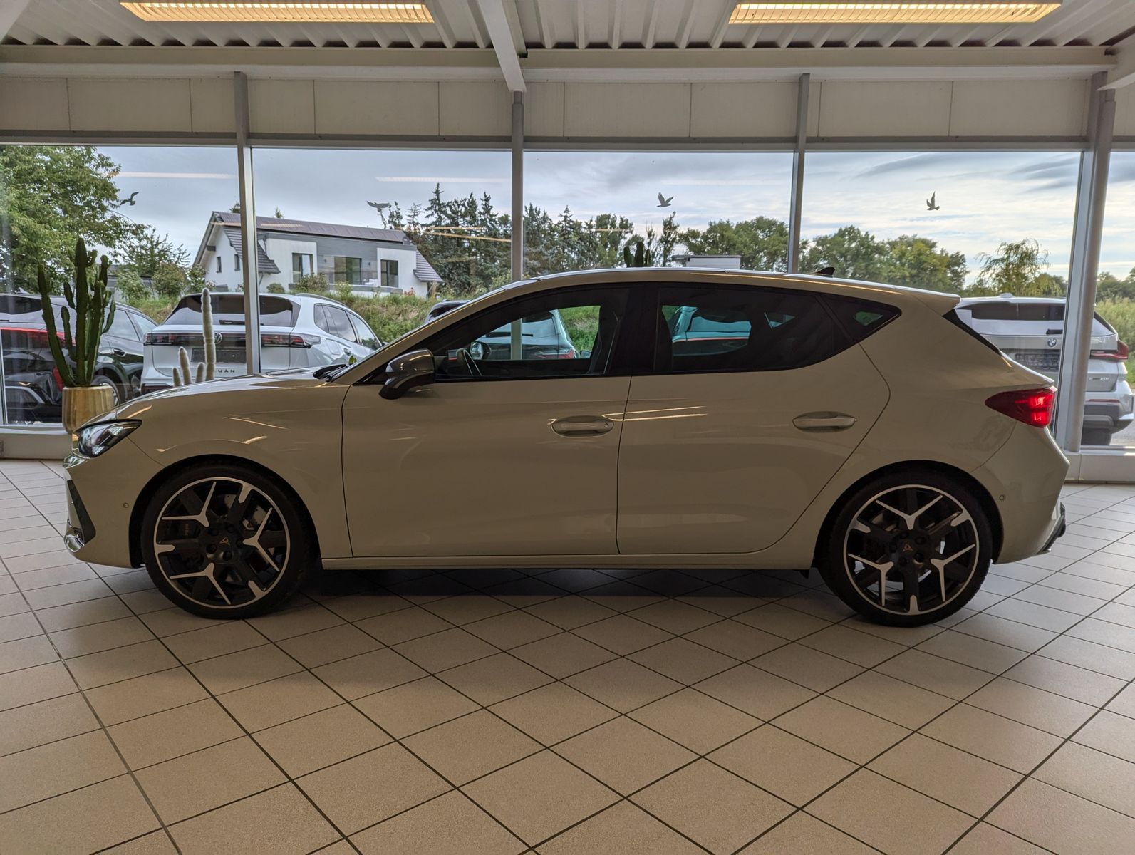 CUPRA Leon 2.0TSI VZ Matrix Pano Sennheiser Kamera 19" - Image 4