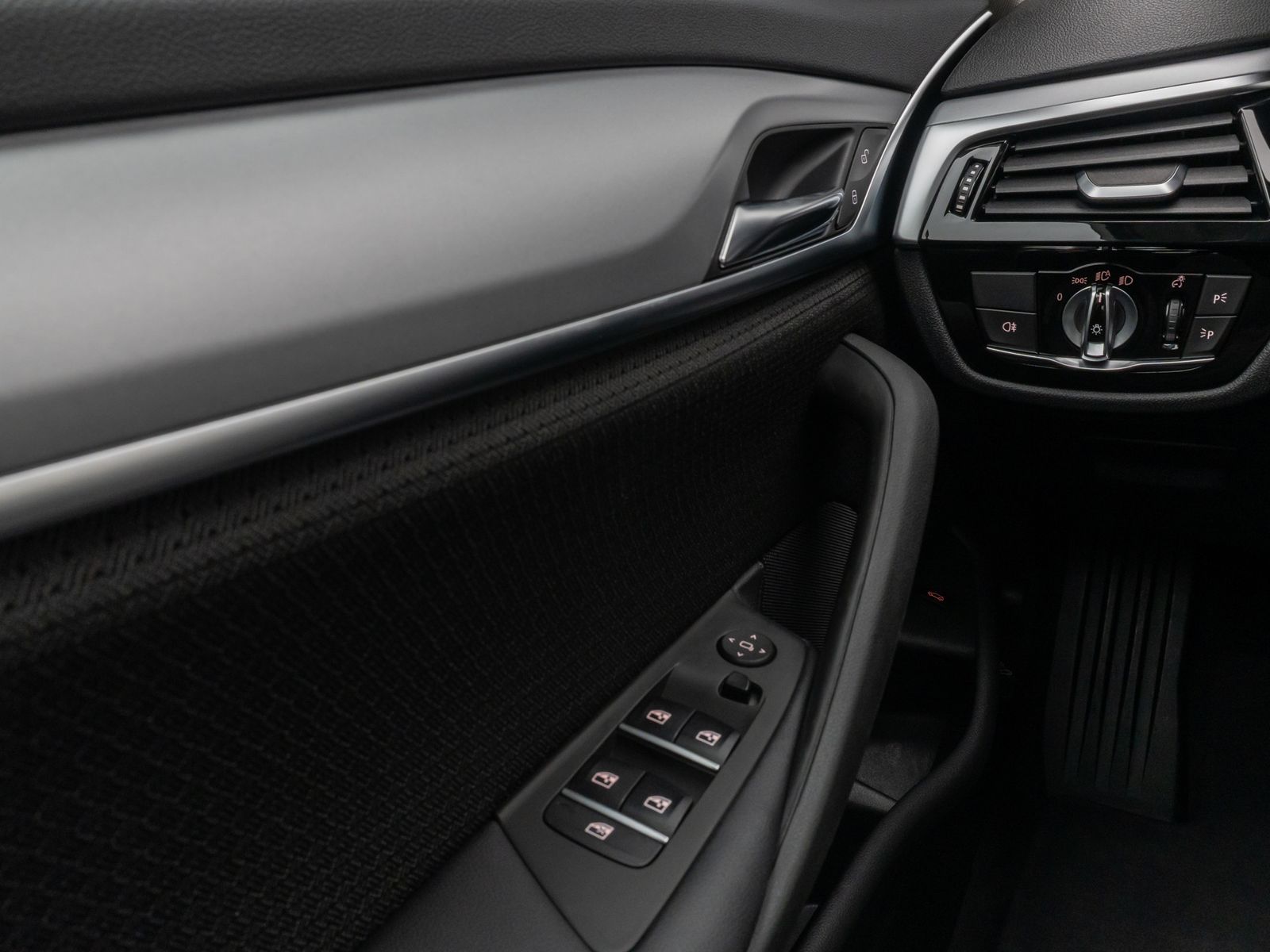 Fahrzeugabbildung BMW 530i Lim.DAB CockPitPro PDC Sitzhzg Alarm LED