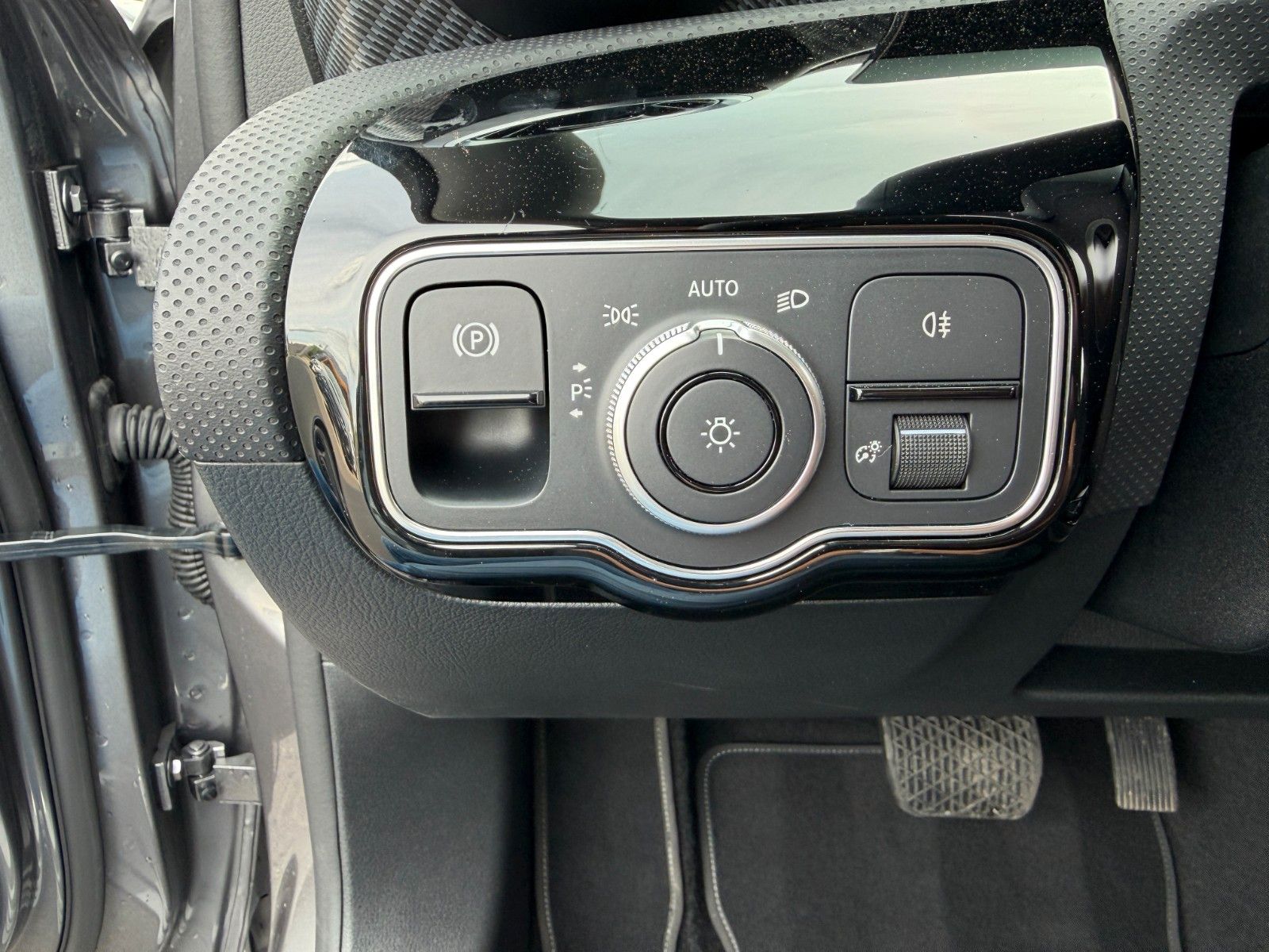 Fahrzeugabbildung Mercedes-Benz A 200 Progressive R-Kamera+LED+DAB+IHC+MBUX