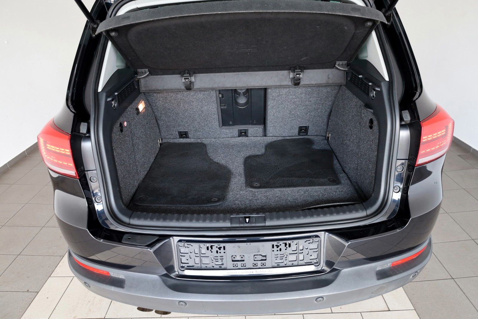 Fahrzeugabbildung Volkswagen Tiguan Sport & Style Navi,Xenon,Panorama,SH,PDC
