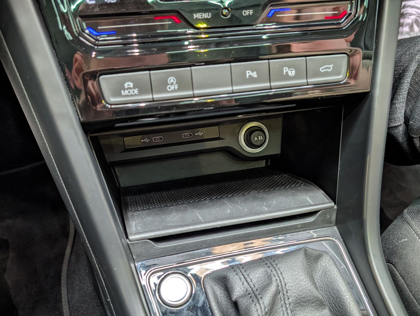 Fahrzeugabbildung Volkswagen Touran 2.0 DSG R-Line High. Pano 7-Si IQ.Dri AHK