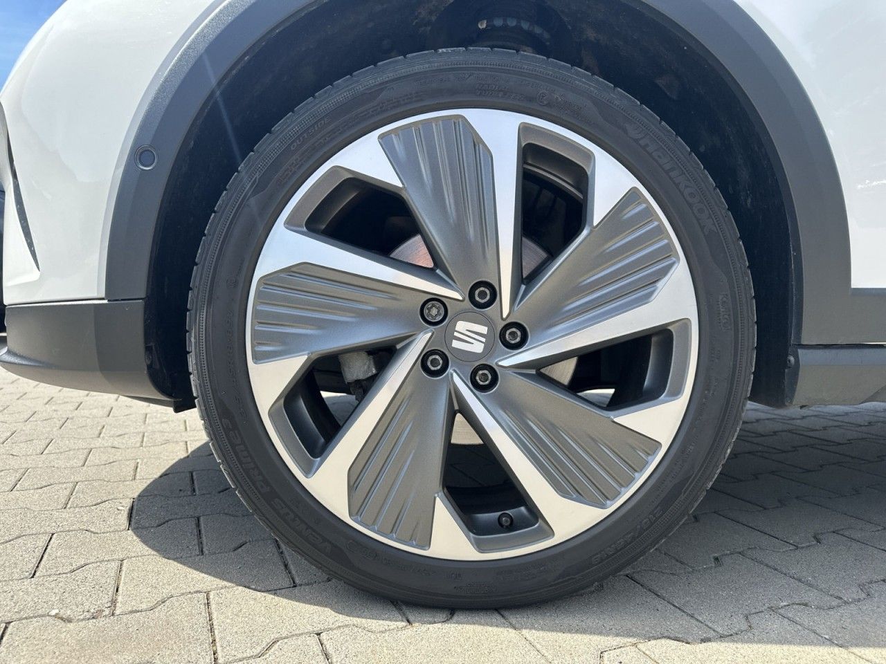 Fahrzeugabbildung SEAT Arona FR 1.0 TSI 110 PS 6-Gang-Kamera*1Hnd* - mit KI generiert/bearbeitet