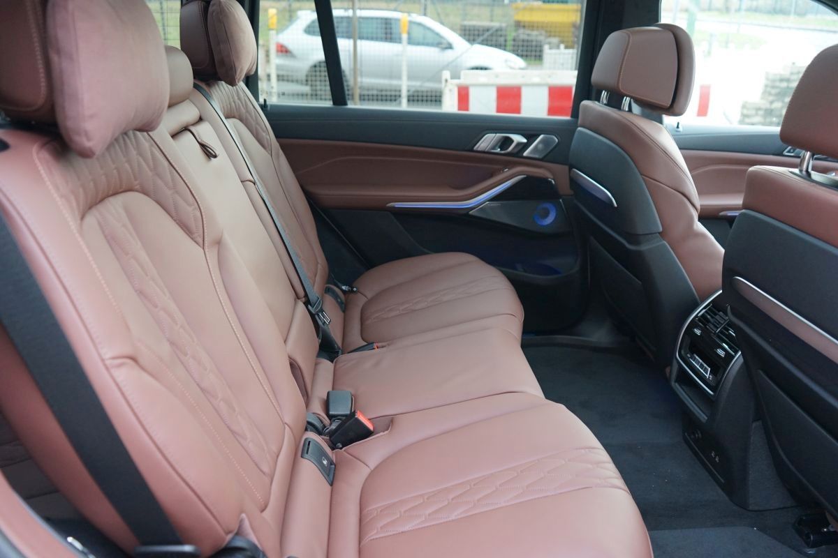 Fahrzeugabbildung BMW X7 M60i*B&W*Pano Sky*23 Zoll Felgen*7 Sitzer