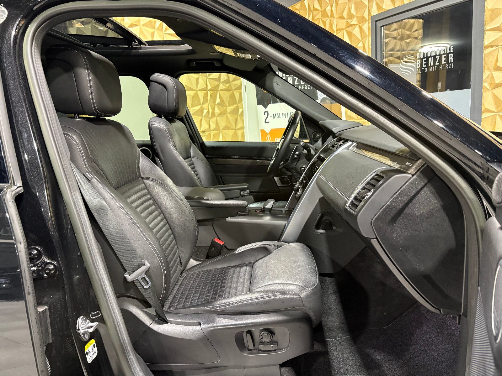 Fahrzeugabbildung Land Rover Discovery 5 R-Dynamic SE AWD/7-SITZER/360''KAM