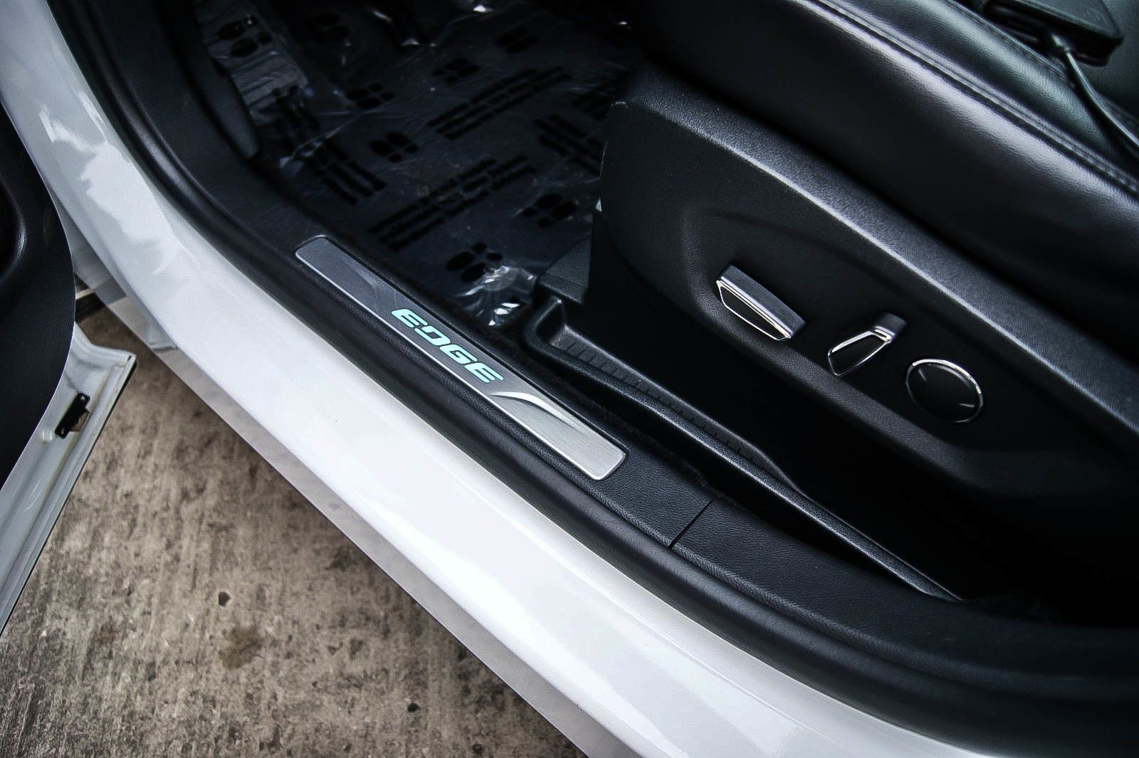 Fahrzeugabbildung Ford Edge Titanium 4x4 LEDER NAVIGATION KAMERA PDC 19