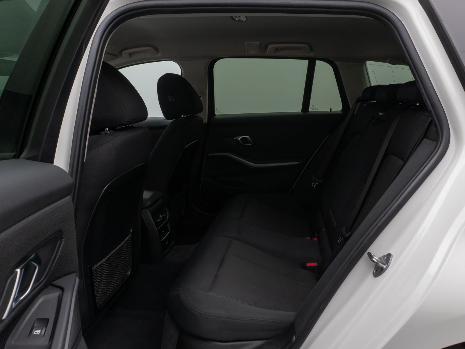 Fahrzeugabbildung BMW 330e Kamera HUD DAB Stop&Go Komfort Fernlichtass