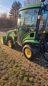 John Deere 1026R mit Kabine und Frontlader - John Deere Schlepper