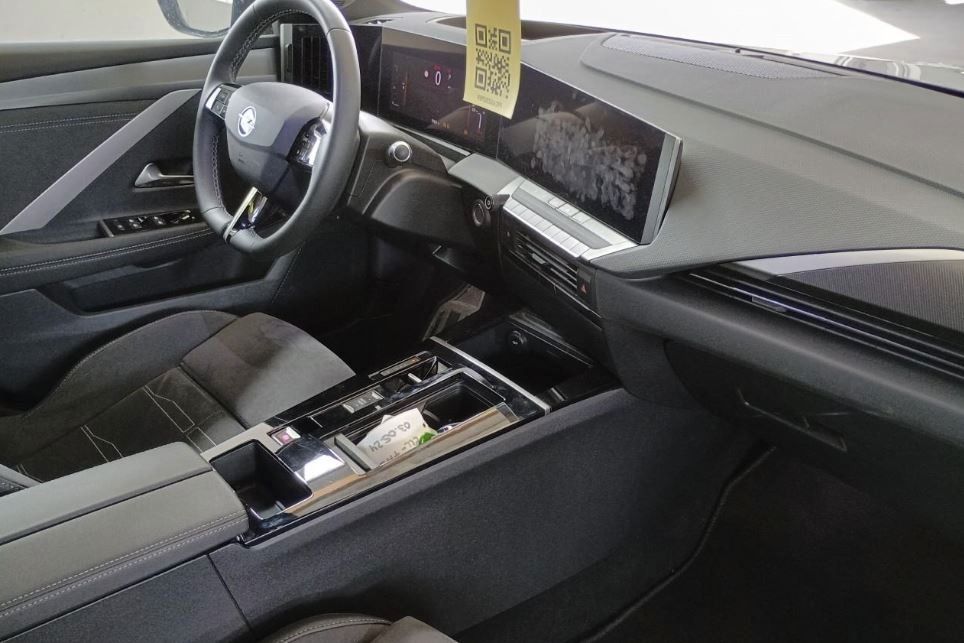 Fahrzeugabbildung Opel Astra ST 1.2T ULTIMATE NAVI/LED/360°/PANO./HUD