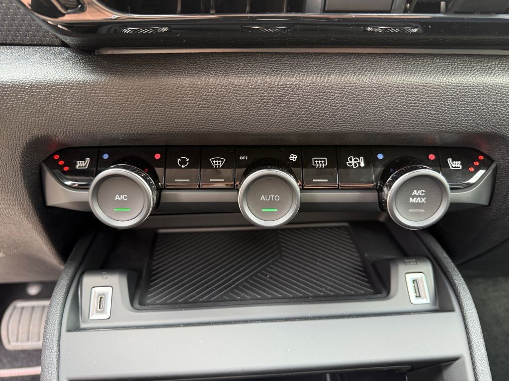Fahrzeugabbildung Citroën C4 Hybrid 145 COLLECTION + Winter Paket