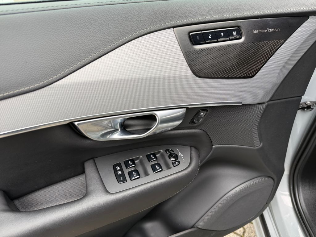VOLVO XC90 T8 AWD Plug-in Hybrid Plus Dark AHK semi el VOLVO XC90 T8 AWD Plug-in Hybrid Plus Dark AHK semi el
