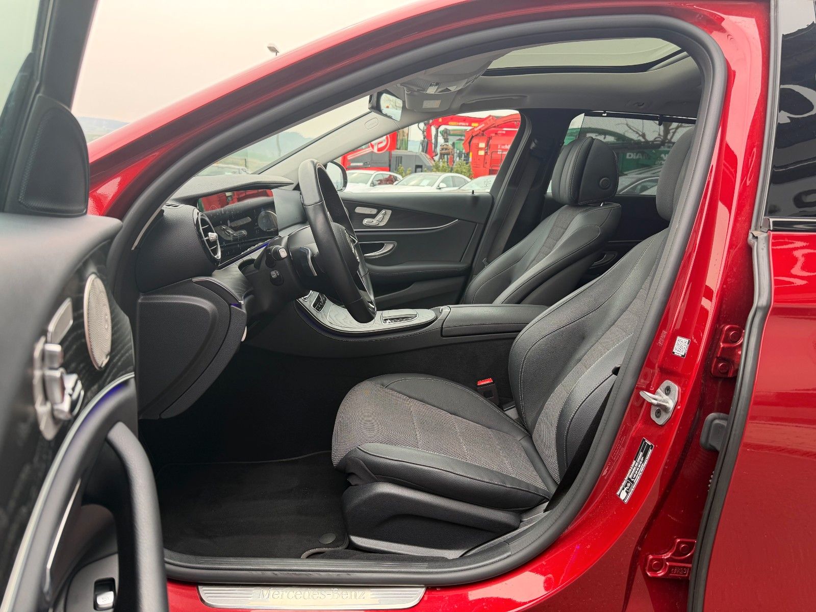 Fahrzeugabbildung Mercedes-Benz E 220d T Massage+Pano+Burm+Distr+360+HUD+Night