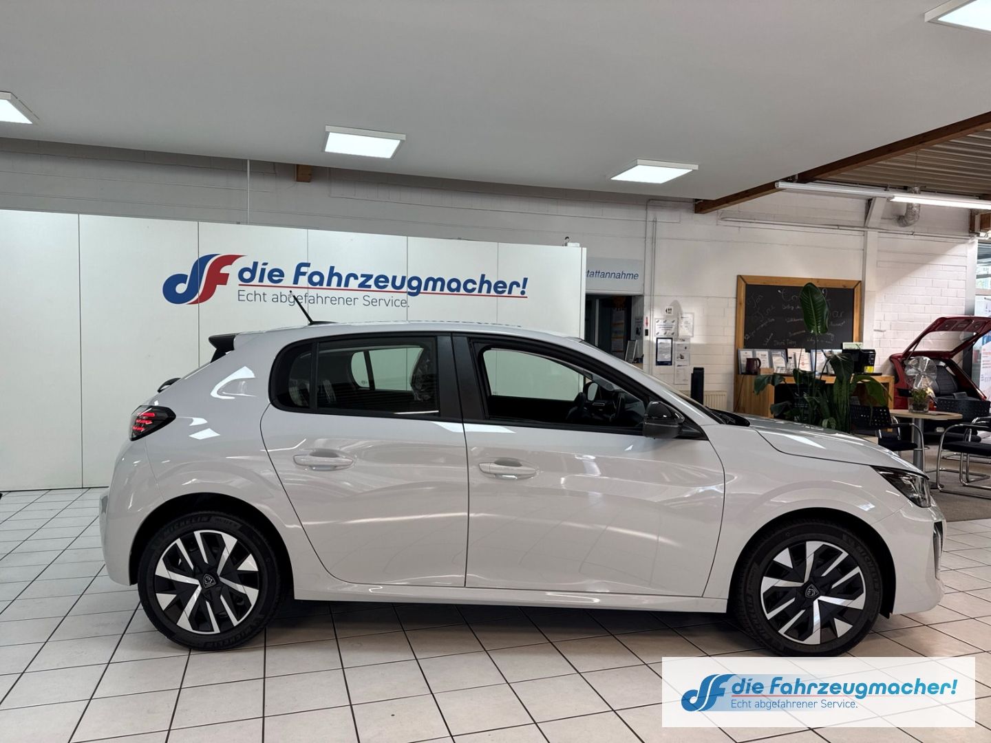 Fahrzeugabbildung Peugeot 208 Style LED Fahrerprofil DAB SHZ Keyless Start