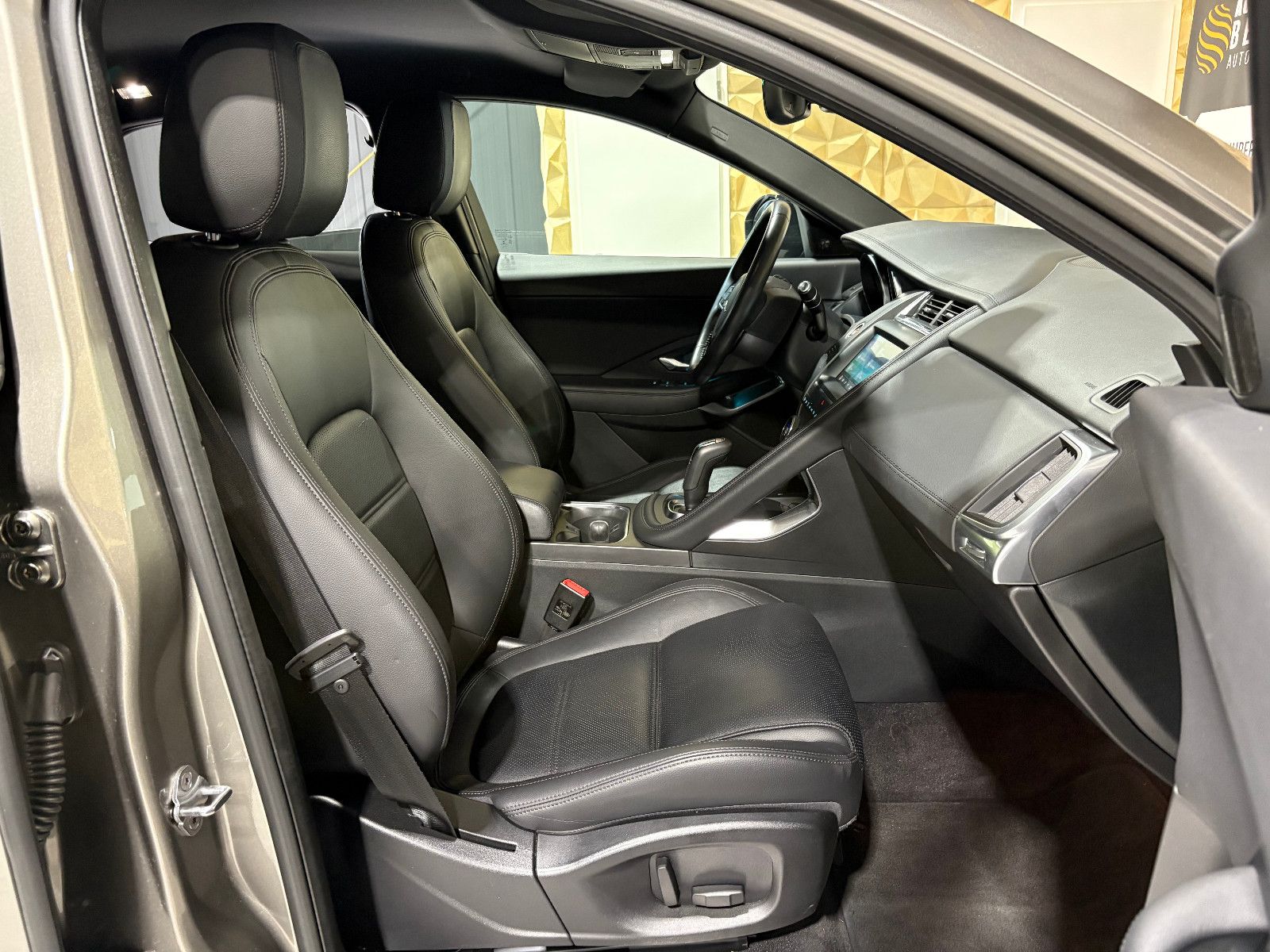 Fahrzeugabbildung Jaguar E-PACE S/NAVI/KAMERA/APPLE/ACC/SHZ/KLIMA/TOTWINK