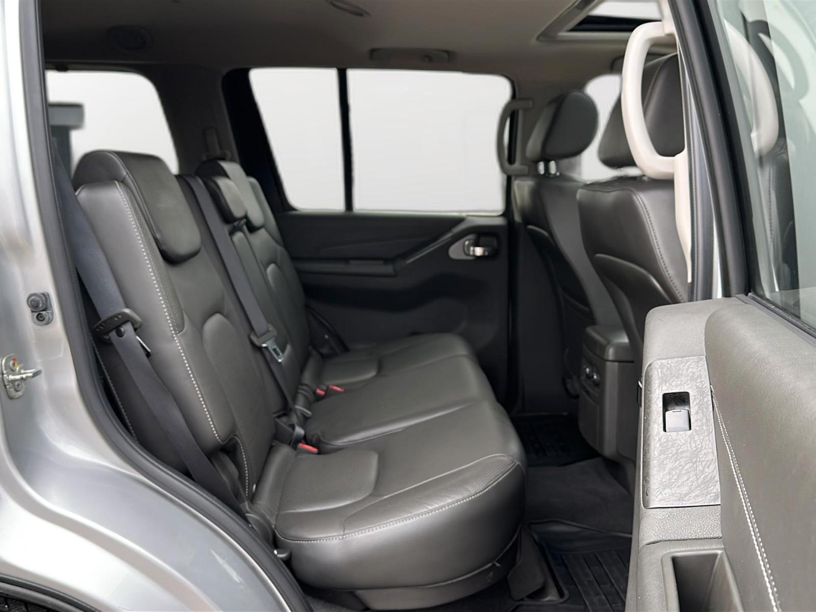 NISSAN PATHFINDER 2.5 dCi 190ch LE 4X4 - 7 PLACES - TOIT PANORAMIQUE - INTERIEUR CUIR CHAUFFANT - GPS - ATTELAGE
