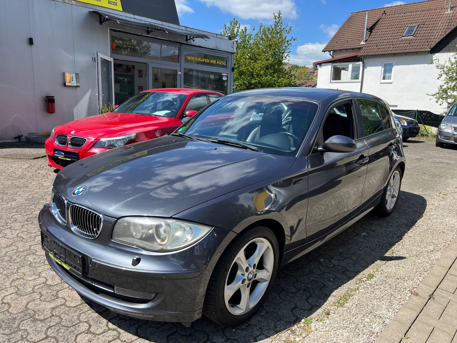 Fahrzeugabbildung BMW 120i AUTOMATIK * NAVI *KEYLESS-GO*XENON*