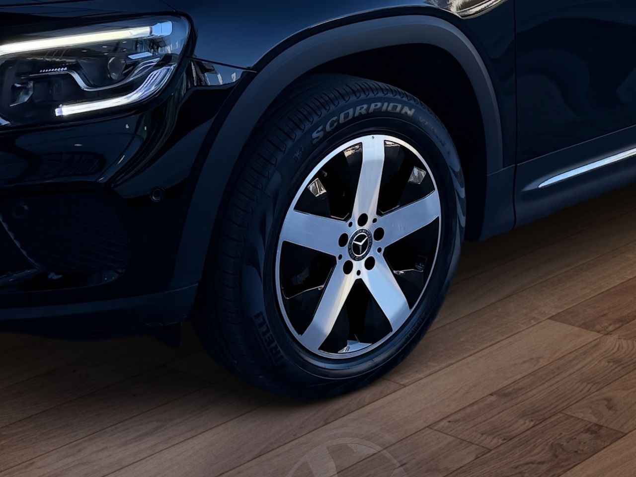Fahrzeugabbildung Mercedes-Benz GLB 200 PANO+AHK+STNDHZ+MULTIBEAM+DISTR+LHZ+KAM+