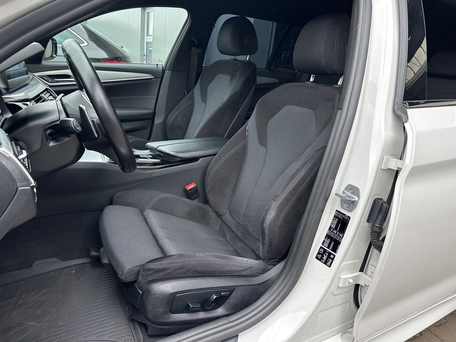 Fahrzeugabbildung BMW 520 d Touring xDrive M-Sport NAV+LED+SHZ+DA+EU6