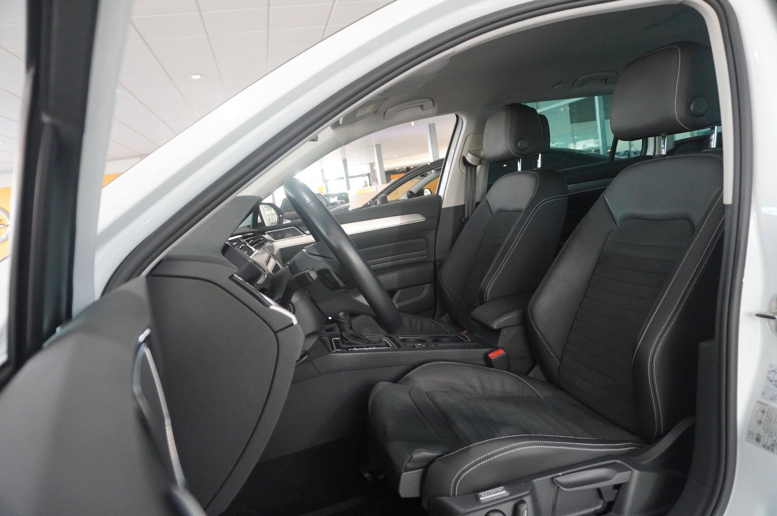 Fahrzeugabbildung Volkswagen Passat Vari. 2.0D R-LINE 4M NAVI/LED/KAMERA/AHK