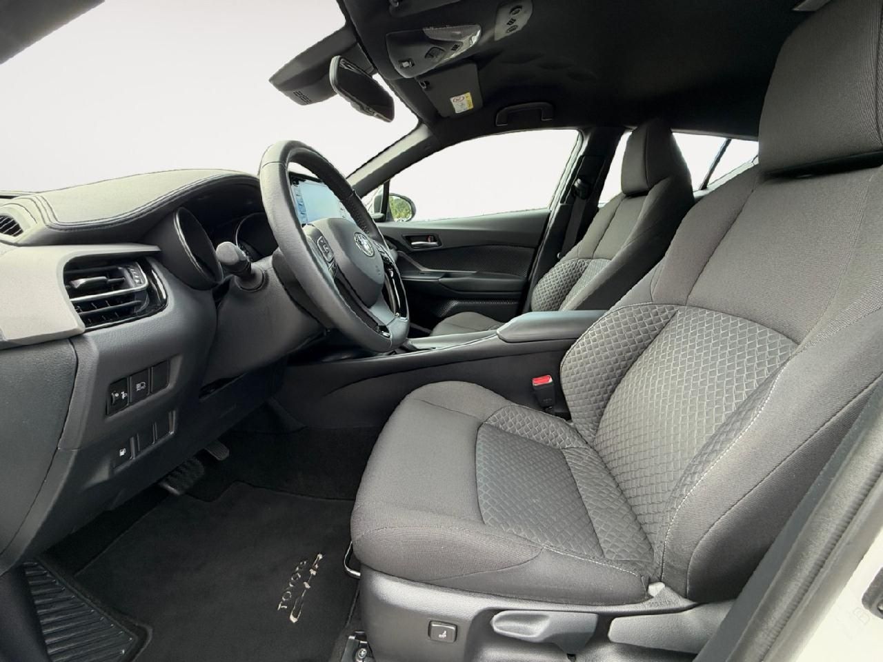 Fahrzeugabbildung Toyota C-HR Hybrid Business Edition