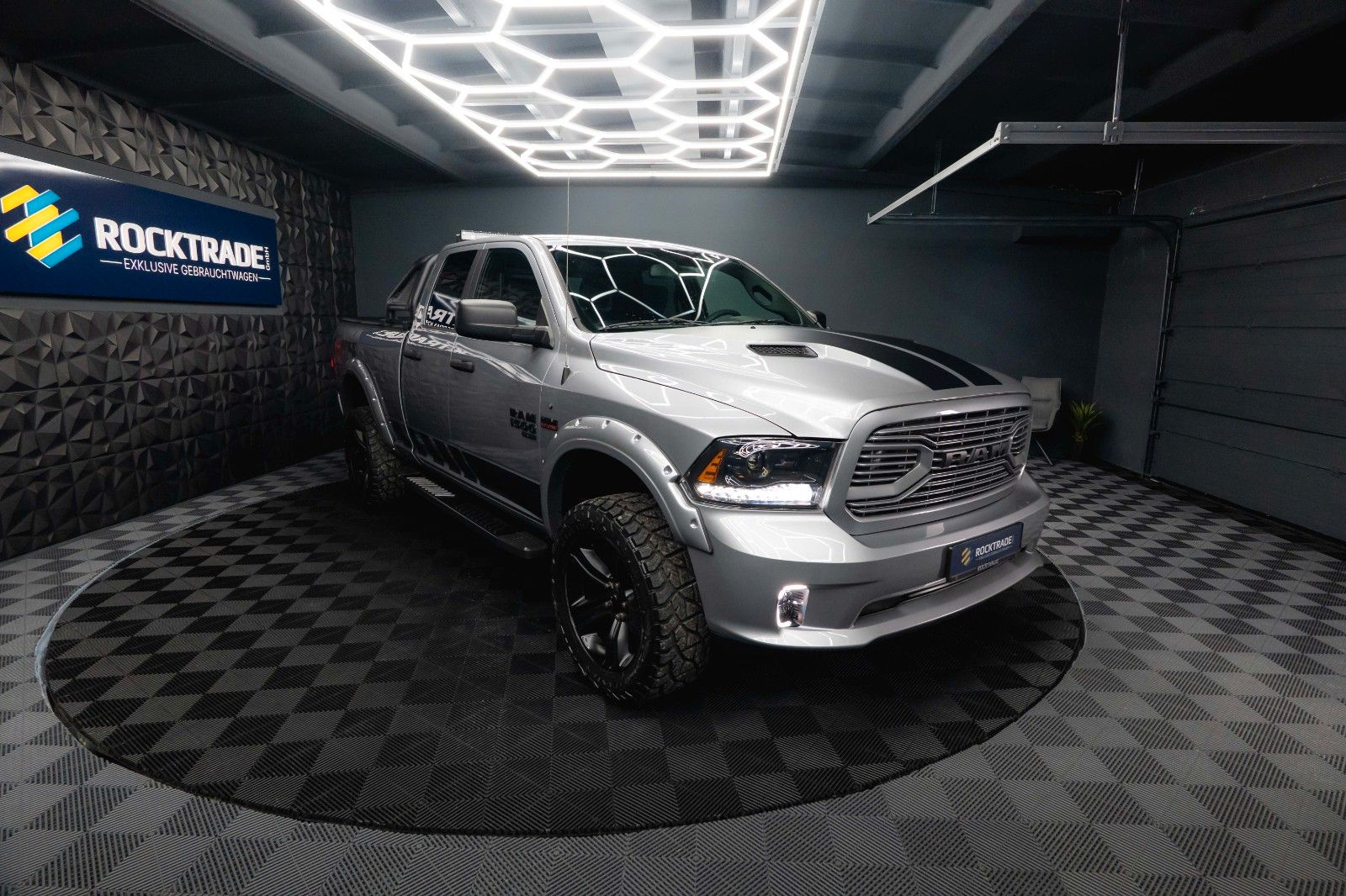 Fahrzeugabbildung Dodge RAM 5.7 V8 HEMI 4x4 OFFROAD Night LONGBED *19%*